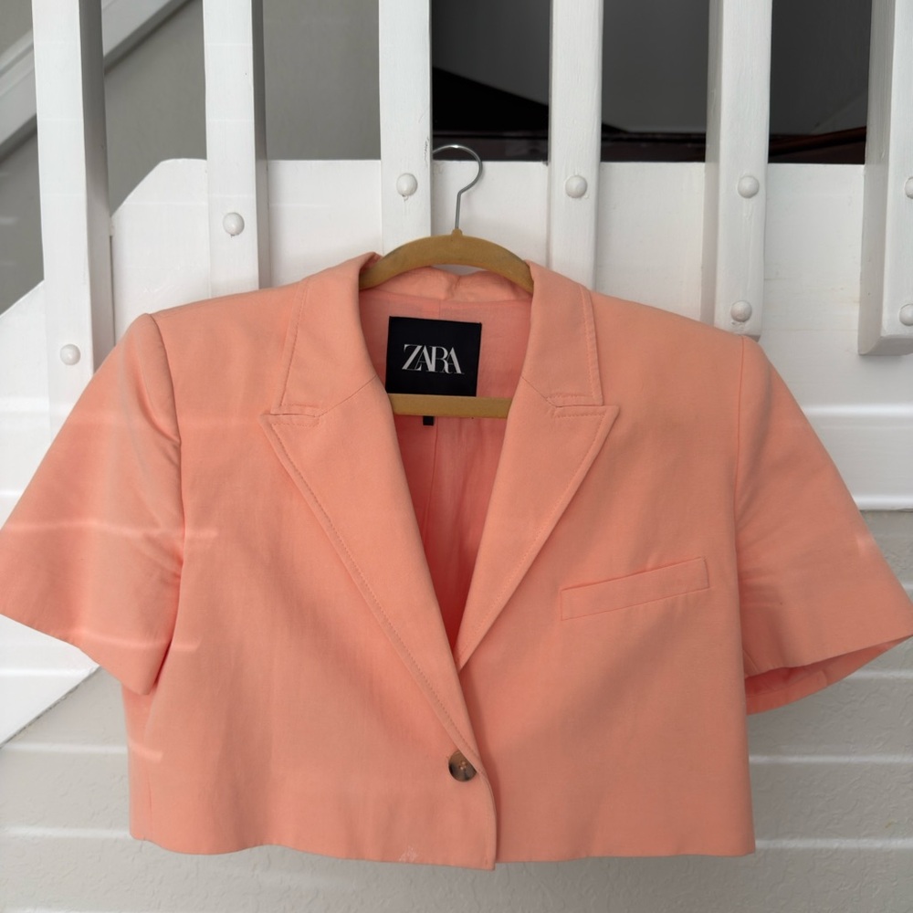 ZARA Peach Cropped Short-Sleeve Blazer
Viscose, cotton and linen